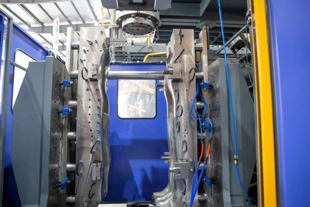 TDB-1200L IBC Tank Blow Molding Machine